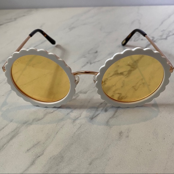Diff Eyewear • Dixie White Flower Sunglasses - Picture 4 of 9